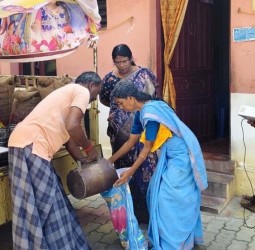 வீடு தேடி ரேஷன் பொருட்கள் வழங்குவதை கலெக்டர் அழகுமீனா ஆய்வு