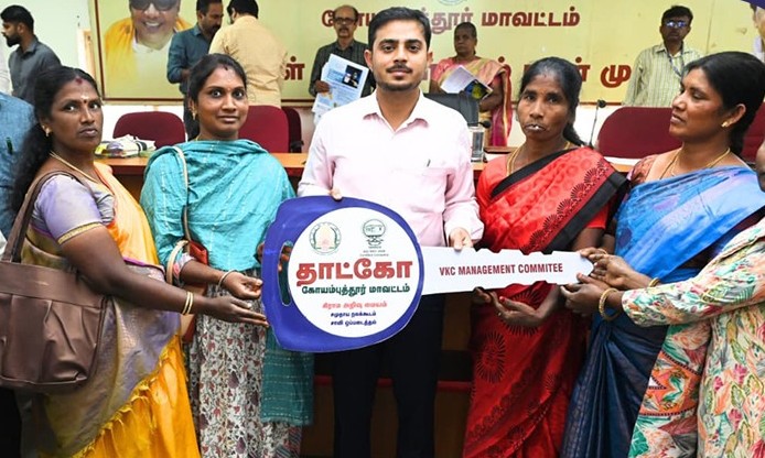 ரூ.77லட்சம் மதிப்பில் கட்டப்பட்டுள்ள கிராம அறிவு மையத்தின் சாவி