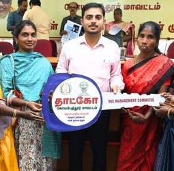 ரூ.77லட்சம் மதிப்பில் கட்டப்பட்டுள்ள கிராம அறிவு மையத்தின் சாவி