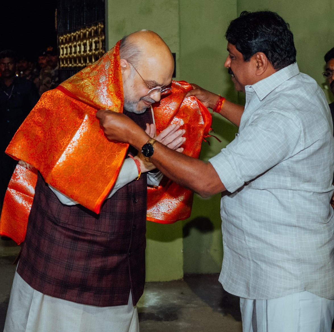 அமித்ஷாவை மாநில பாஜக தலைவர் நயினார் நாகேந்திரன் திருச்சியில் வரவேற்றார்