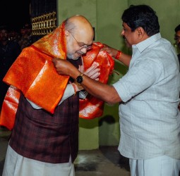 அமித்ஷாவை மாநில பாஜக தலைவர் நயினார் நாகேந்திரன் திருச்சியில் வரவேற்றார்