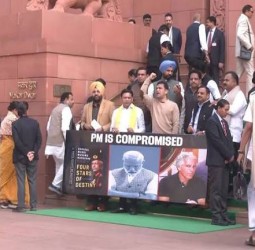 மக்களவை ஒத்திவைப்பு! நாடாளுமன்றத்தில் எம்பிக்கள் போராட்டம்!