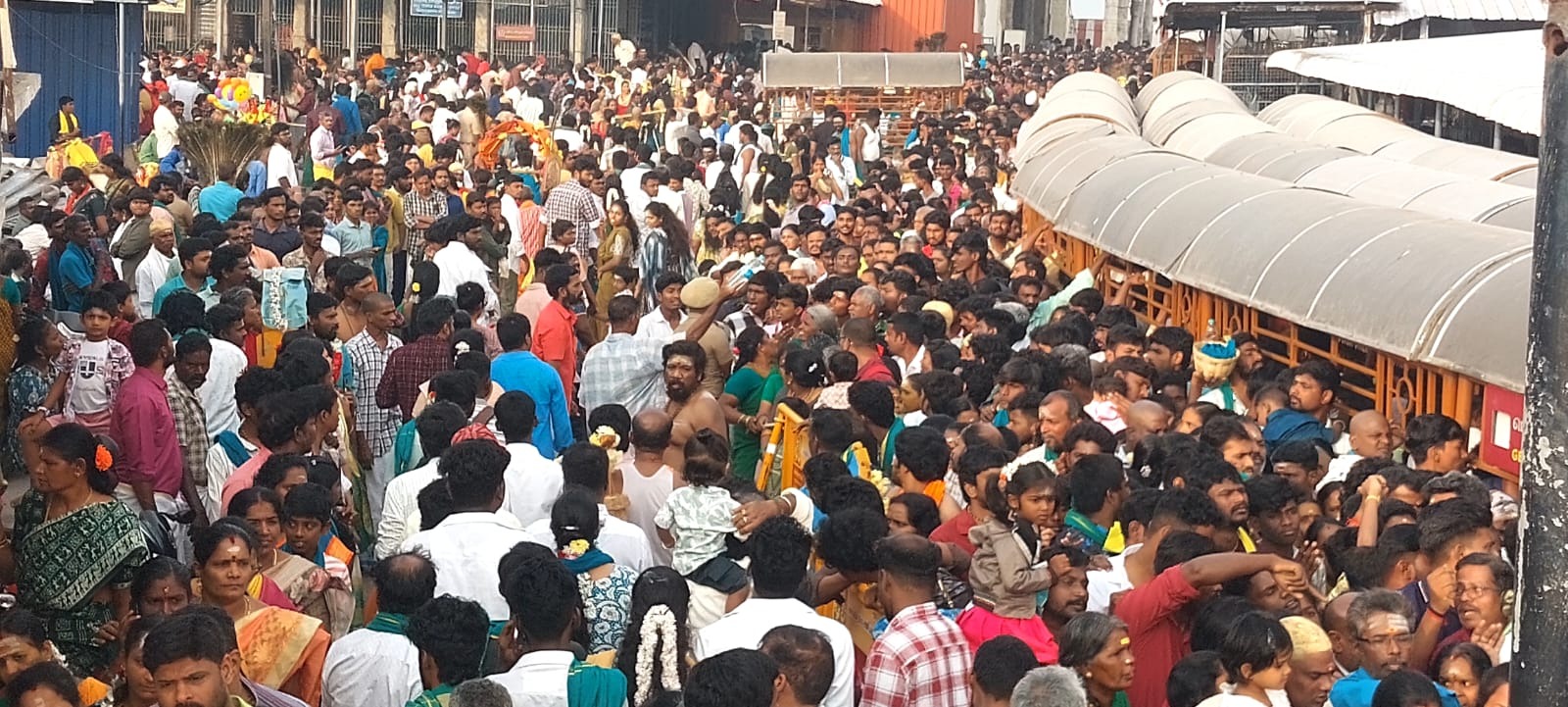 சுப்பிரமணிய சுவாமி கோயிலில் நேற்று முருகனை தரிசிக்க திரண்ட பக்தர்கள்