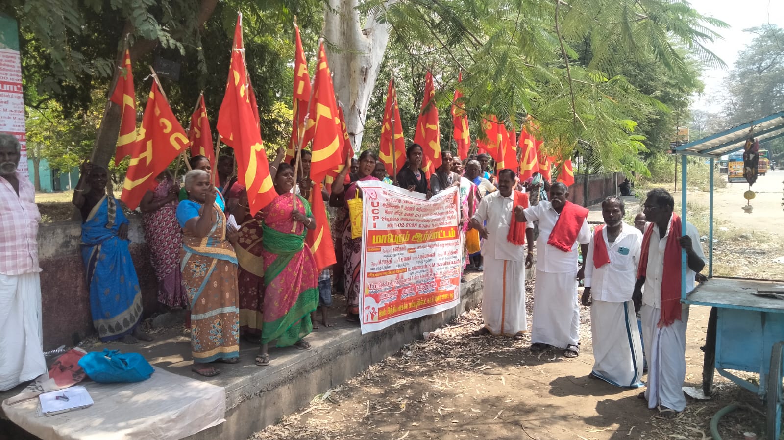 வாடிப்பட்டி தாலுகா ஆபிஸ் முன்பு   வீட்டு மனை கேட்டு ஆர்ப்பாட்டம்