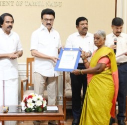 மாதாந்திர கருணை ஓய்வூதியத்தை முதல்வர் ஸ்டாலின் நேற்று வழங்கினார்