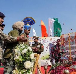 புல்வாமா தாக்குதலில் உயிரிழந்த வீரா்களுக்கு தலைவா்கள் நினைவஞ்சலி