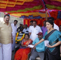 மாற்றுத்திறனாளிகள் நலத்துறை சார்பில் இணைப்புச் சக்கரம் பொருத்தப்பட்ட பெட்ரோல் ஸ்கூட்டர்