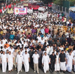 அண்ணா துயிலுமிடம் நோக்கி, முதல்வர் மு.க.ஸ்டாலின் தலைமையில் திமுகவினர் அமைதிப்பேரணி