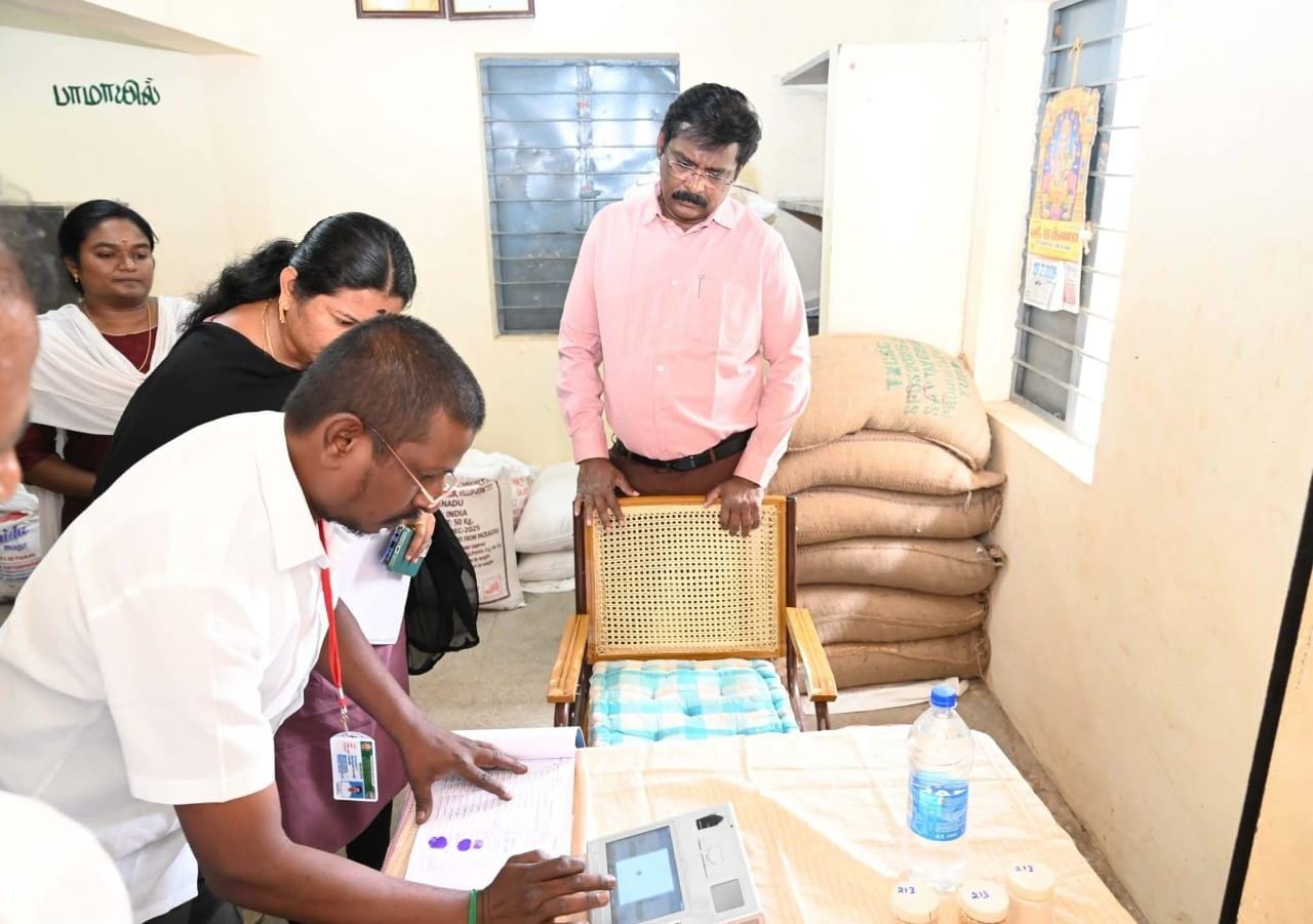 மாவட்ட ஆட்சித் தலைவர் 'உங்களைத் தேடி உங்கள் ஊரின் திட்டத்தின் கீழ்' நியாய விலை கடையில் ஆய்வு....