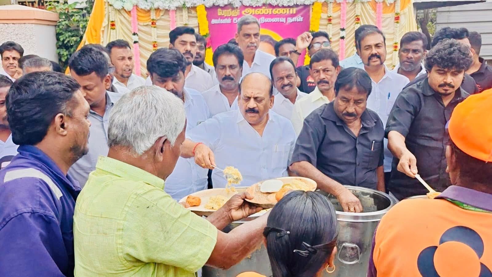 அண்ணா திருஉருவப் படத்திற்கு அமைச்சர் அன்பரசன் மாலை அணிவித்து மலர் தூவி மரியாதை