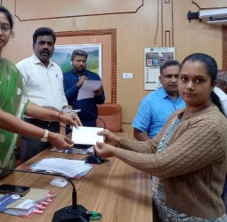 பயனாளிகளுக்கு புதிய மின்னணு குடும்ப அட்டை