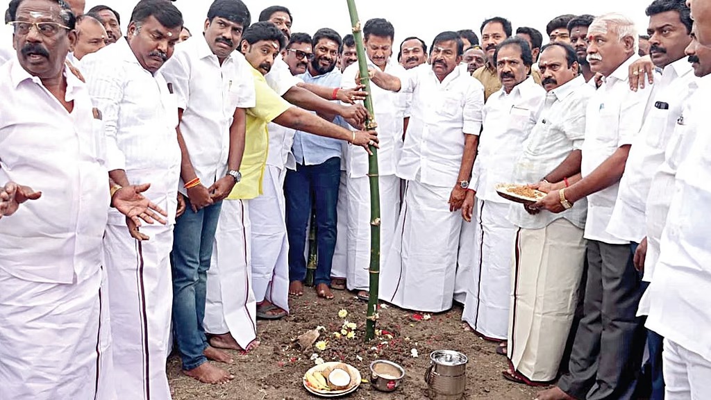 மாநாடு நடக்கும் இடத்தில் பந்​தல்​கால் நடும் நிகழ்வில் அமைச்சர்கள் கே.என்​. நேரு
