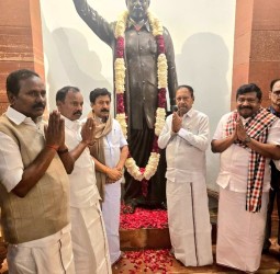 அண்ணாவின் திருவுருவ சிலைக்கு அதிமுக எம்பிக்கள் மாலை அணிவித்து மரியாதை