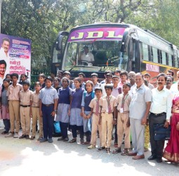 நெய்வேலியில் நடைபெறும் மாநில அளவிலான துளிர் வினாடி வினா போட்டிகளில் பங்கேற்க வேலூர் மாவட்டத்திலிருந்து மாணவர்கள் பயணம்!