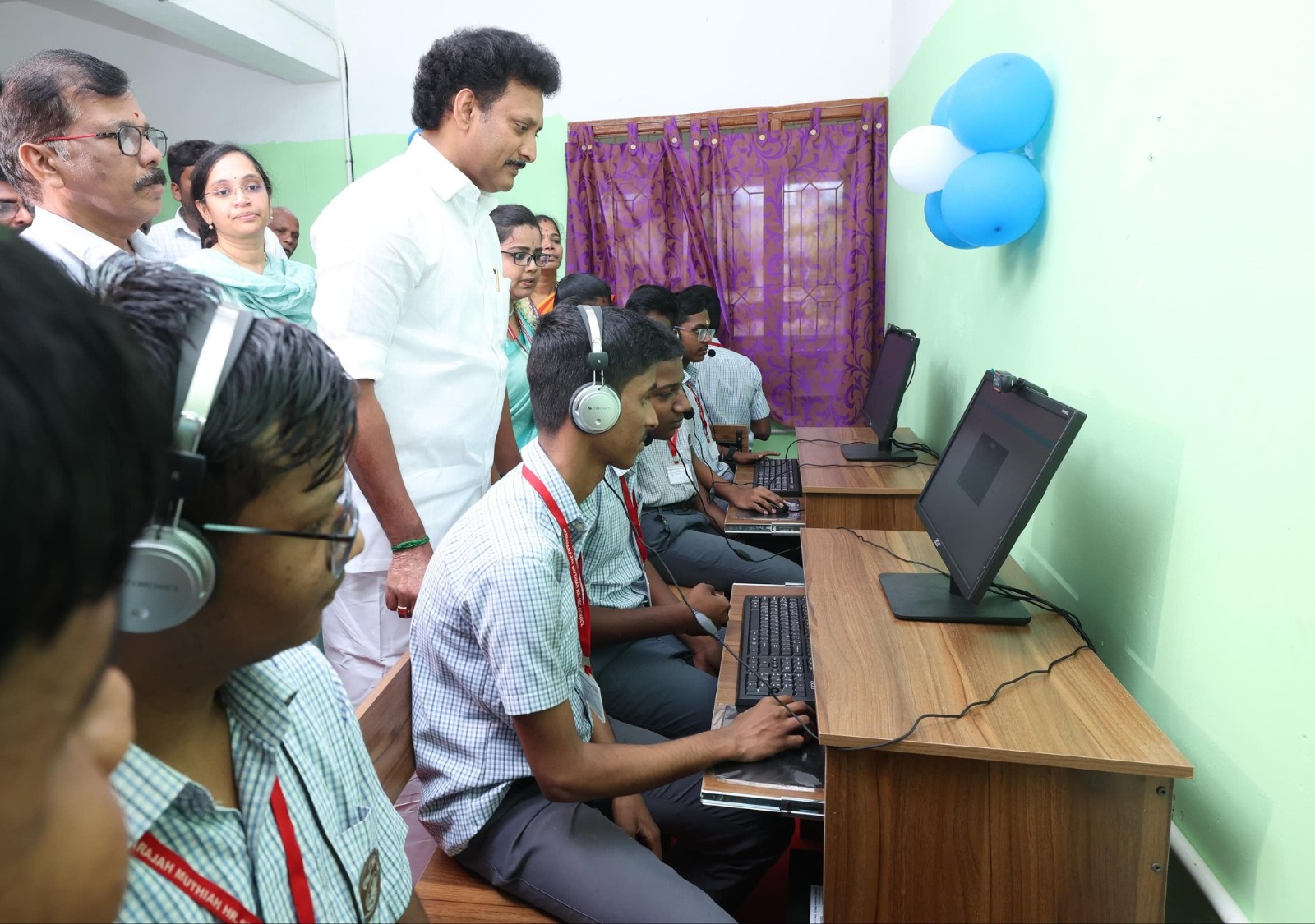 அடையாறு குமார ராஜா முத்தையா மேல்நிலைப்பள்ளியில், உயர் தொழில் நுட்ப ஆய்வகம்