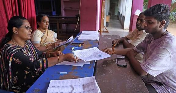 வாக்காளா்கள் படிவங்களை தொடா்ந்து சமா்ப்பிக்கலாம்!