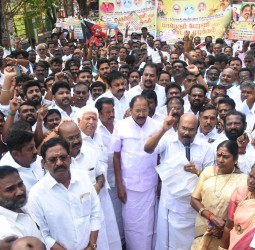 அண்ணா தொழிற்சங்கப் பேரவை நடத்திய ஆர்ப்பாட்டத்தில் முன்னாள் அமைச்சர்கள் தங்கமணி, ஜெயக்குமார்