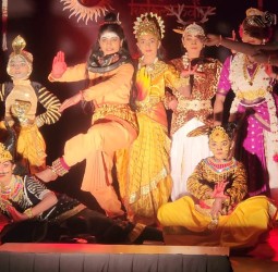 ஆம்பூர் வர்த்தக மையத்தில் நேற்று நடந்த நிருத்யாஞ்சலி விழா