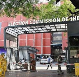 3 ஆண்டுகள் ஒரே இடத்தில் பணியாற்றும் அதிகாரிகளை இடமாற்றம் செய்ய தேர்தல் கமிஷன் அதிரடி உத்தரவு