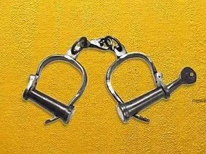 பெண்களை கேலி செய்வதைத் தடுக்க முயன்ற இளைஞா் மீது தாக்குதல்: 4 போ் கைது