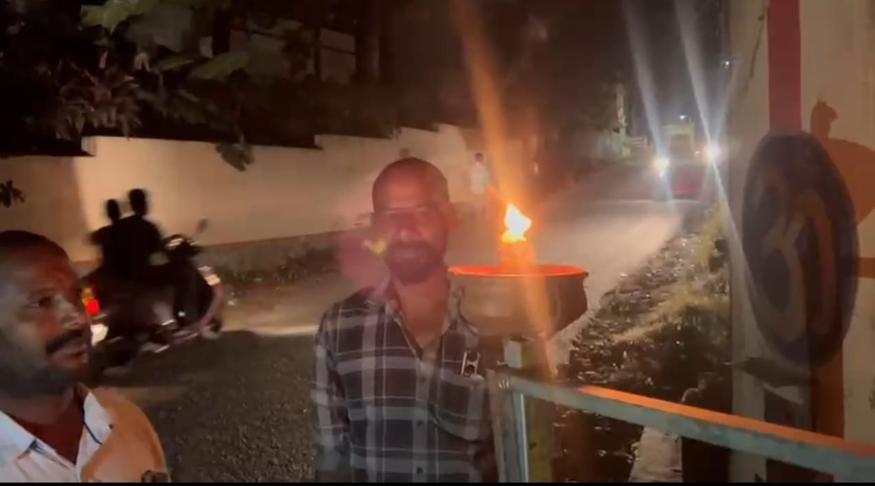 பக்தர்கள் இரவில் தீபம் ஏற்றி போராட்டம்