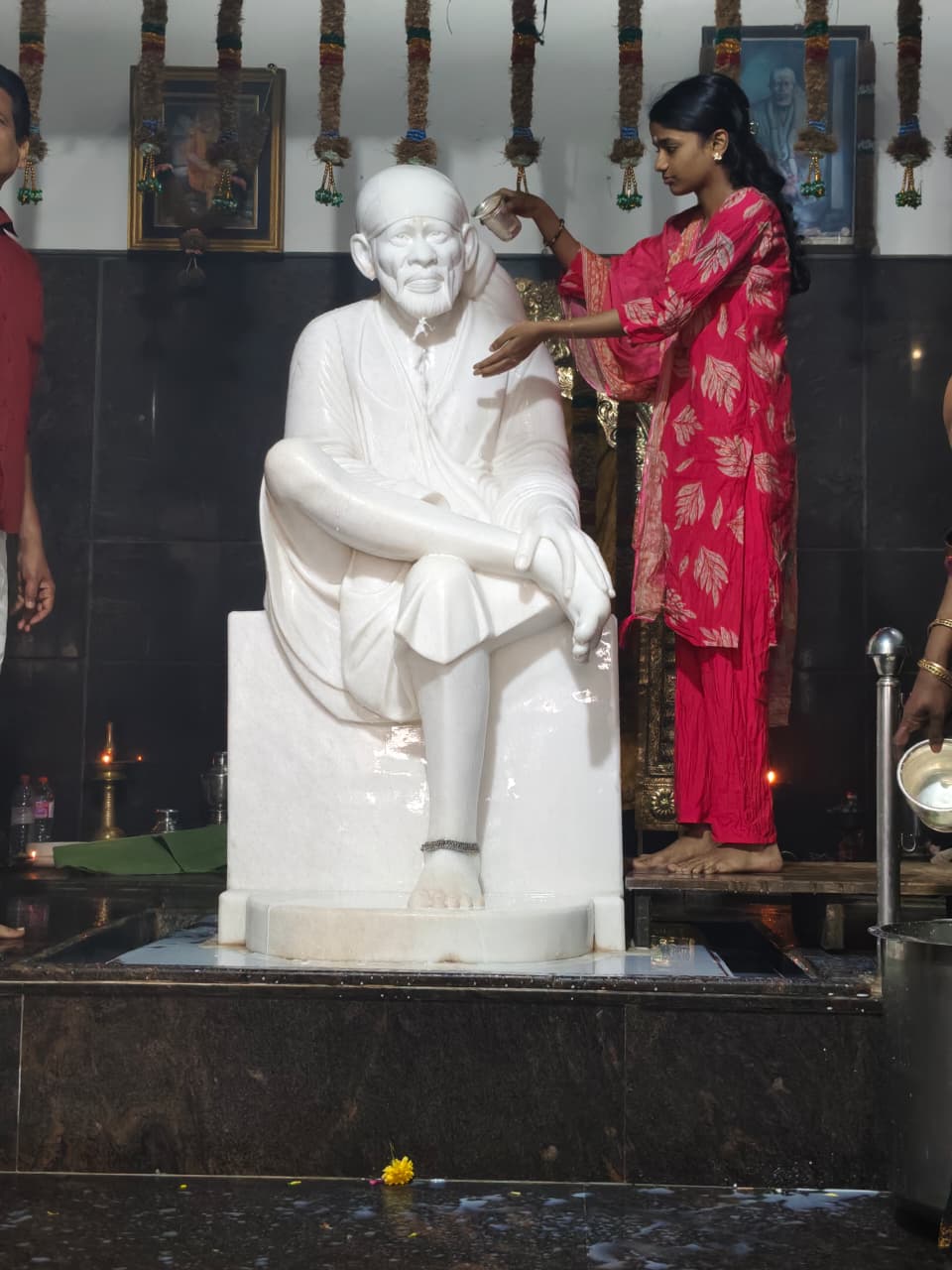 சீர்காழி தென்பாதி  ஸ்ரீ சீரடி சாய்பாபா தியான ஆலயத்தில் பால் அபிஷேகம்