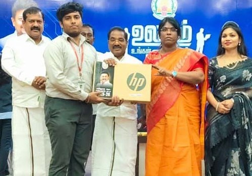 குமரி அஞ்சுகிராமம் ரோகிணி கல்லூரி மாணவர்களுக்கு மடிக்கணினி