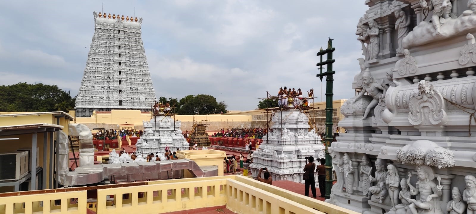 மூலவர் பிரதிஷ்டை தின வருஷாபிஷேகத்தை முன்னிட்டு விமான கலசங்களுக்கு நேற்று கும்பாபிஷேகம்