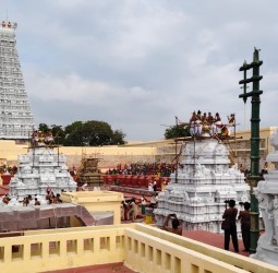 மூலவர் பிரதிஷ்டை தின வருஷாபிஷேகத்தை முன்னிட்டு விமான கலசங்களுக்கு நேற்று கும்பாபிஷேகம்