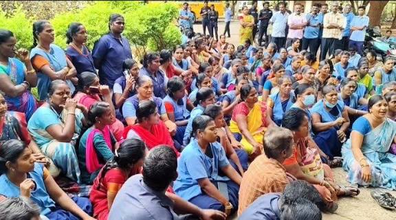 தேனியில் தூய்மை பணியாளர்கள் உள்ளிருப்பு போராட்டம்