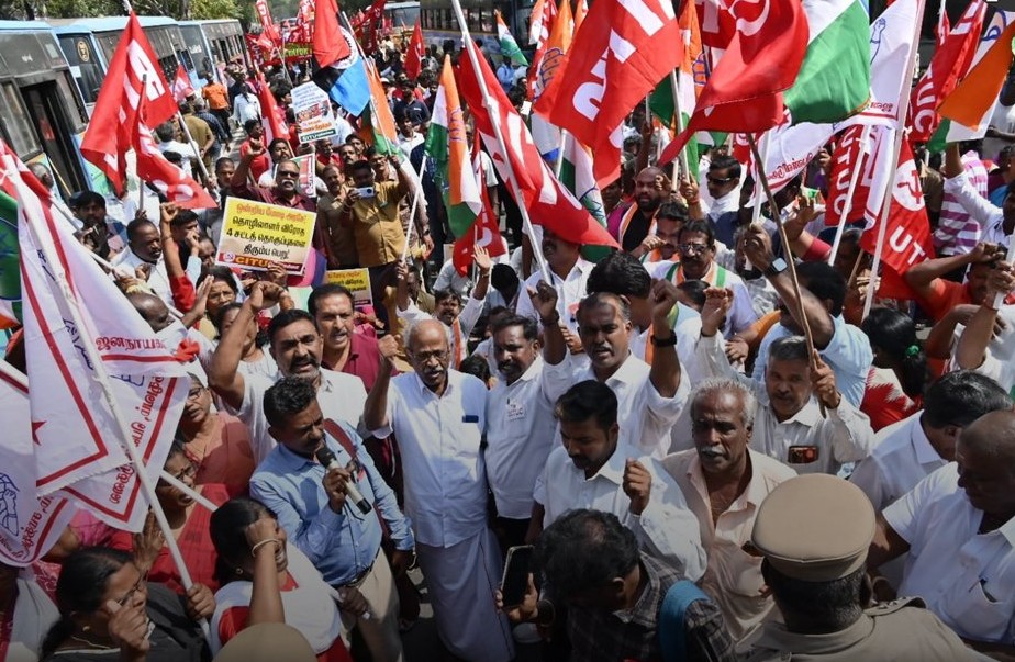 சென்னை கிண்டி அஞ்சலகம் முன் சிஐடியு துணைத் தலைவர் சவுந்தரராசன் தலைமையில் நேற்று மறியல்