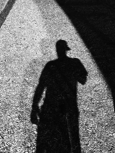 நிழலை தொலைத்த நிஜம்