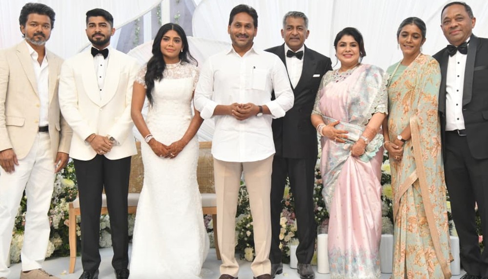 ஜெகன் மோகன் ரெட்டியின் அண்ணன் மகன் சுனில் ரெட்டி திருமண நிகழ்வில் மணமக்களை தவெக தலைவர் விஜய் வாழ்த்தினார்.