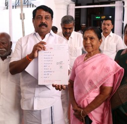 திமுக ஆட்சிக்கு  மாதிரி மதிப்பெண் அட்டை தயாரித்து வழங்கிய பாஜக தலைவர் நயினார் நாகேந்திரன்