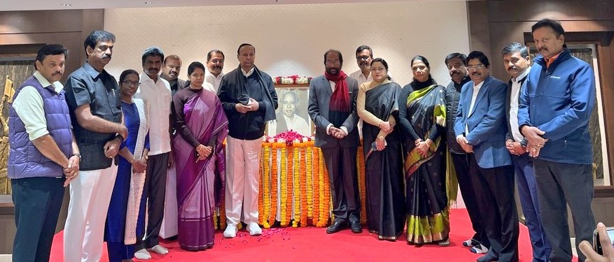 அண்ணா திருவுருவப் படத்திற்கு திமுக நாடாளுமன்ற உறுப்பினர்கள் மலர்தூவி மரியாதை