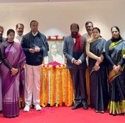 அண்ணா திருவுருவப் படத்திற்கு திமுக நாடாளுமன்ற உறுப்பினர்கள் மலர்தூவி மரியாதை