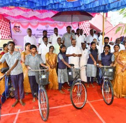 சிவகங்கை மாவட்டத்தில் அரசு மேல்நிலைப்பள்ளிகளில் பயிலும் மாணாக்கர்களுக்கு விலையில்லா மிதிவண்டி