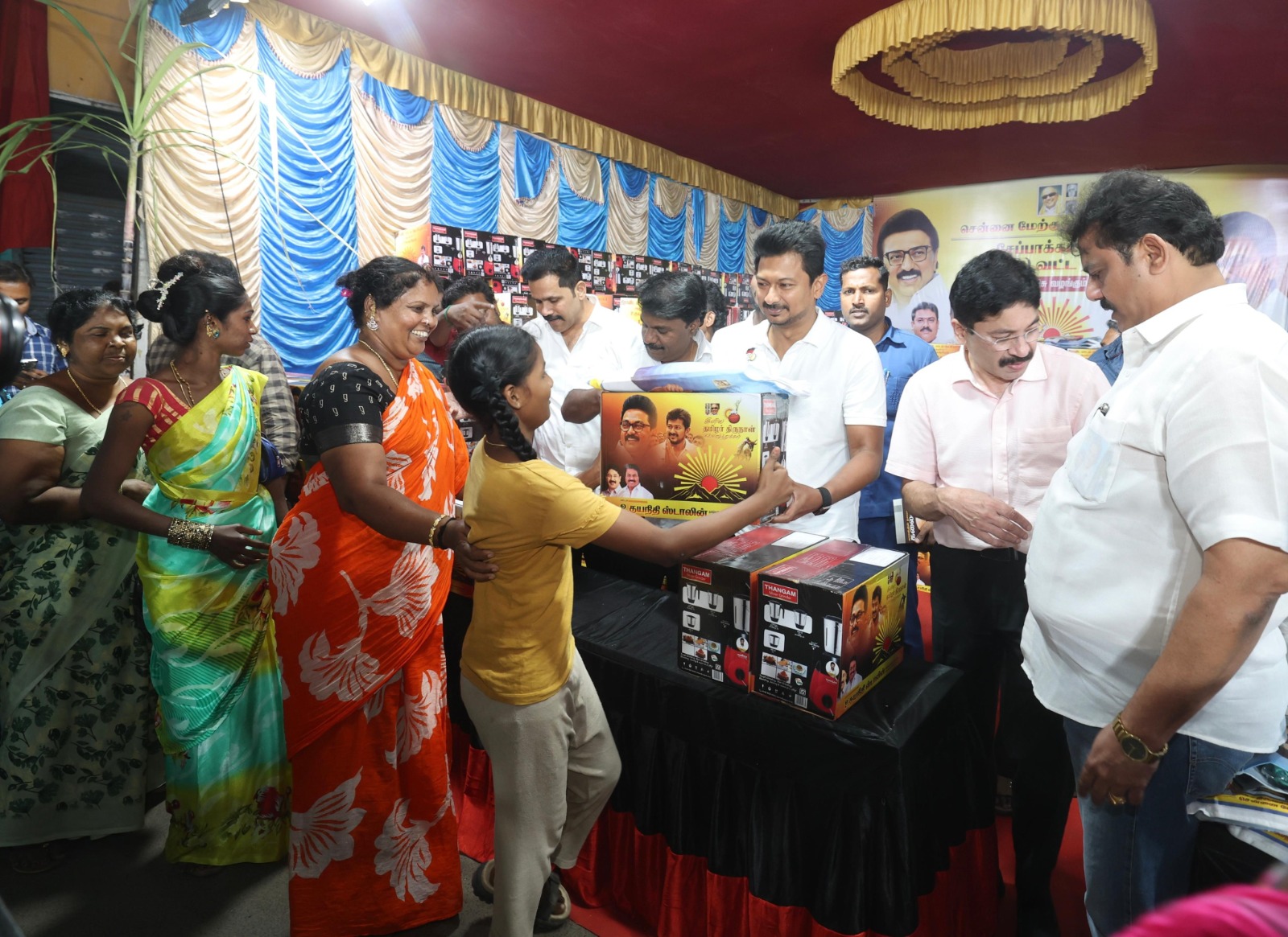 பொங்கல் நலத்திட்ட உதவிகளை துணை முதல்வர் உதயநிதி நேற்று வழங்கினார்