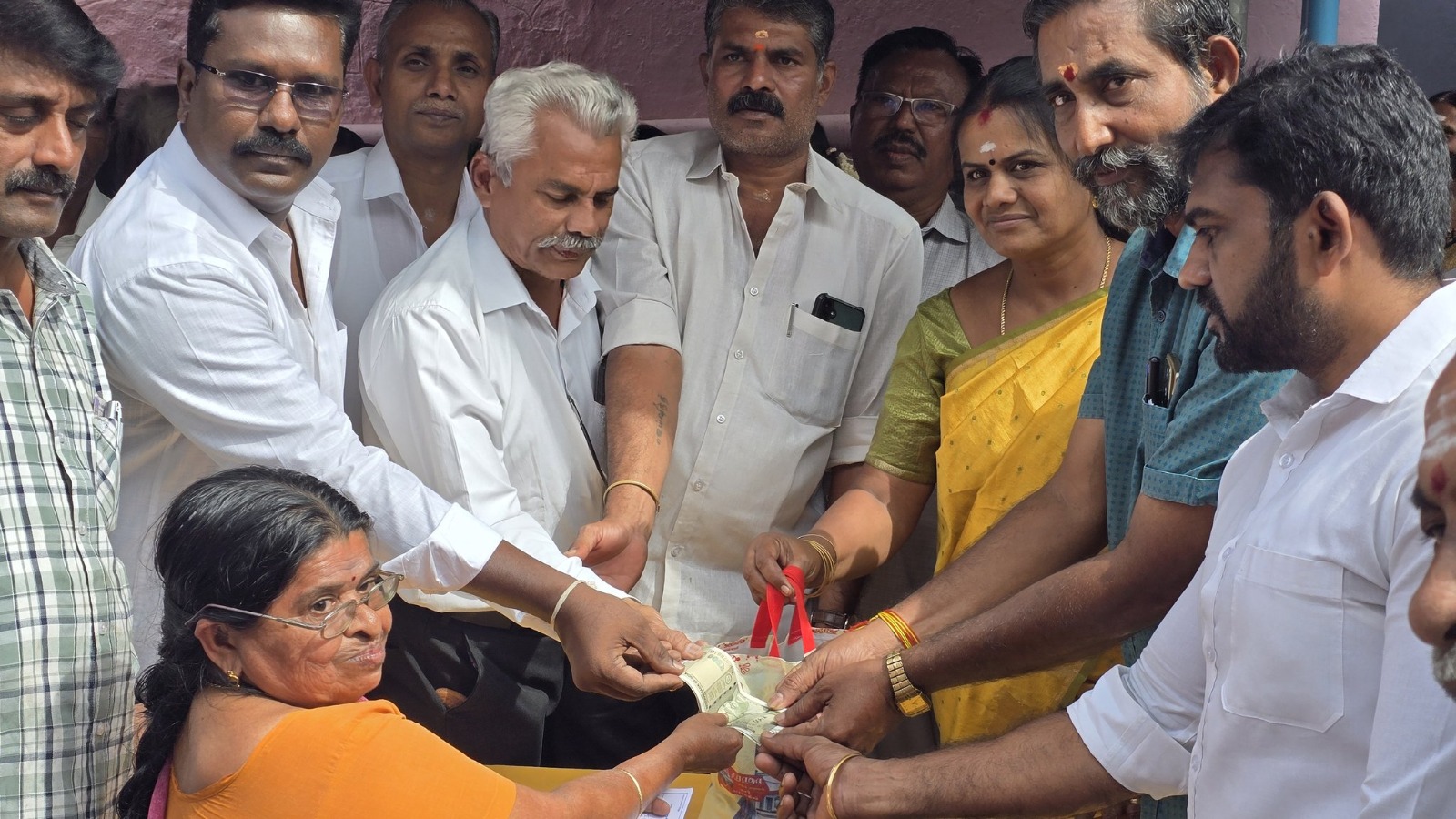 நாகர்கோவிலில் ரேஷன் கடையில் பொங்கல் பரிசு தொகுப்பு