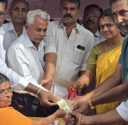 நாகர்கோவிலில் ரேஷன் கடையில் பொங்கல் பரிசு தொகுப்பு