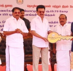 பதிவு பெற்ற 100 தொழிலாளர்களுக்கு மானிய விலையில் இ-ஸ்கூட்டர்