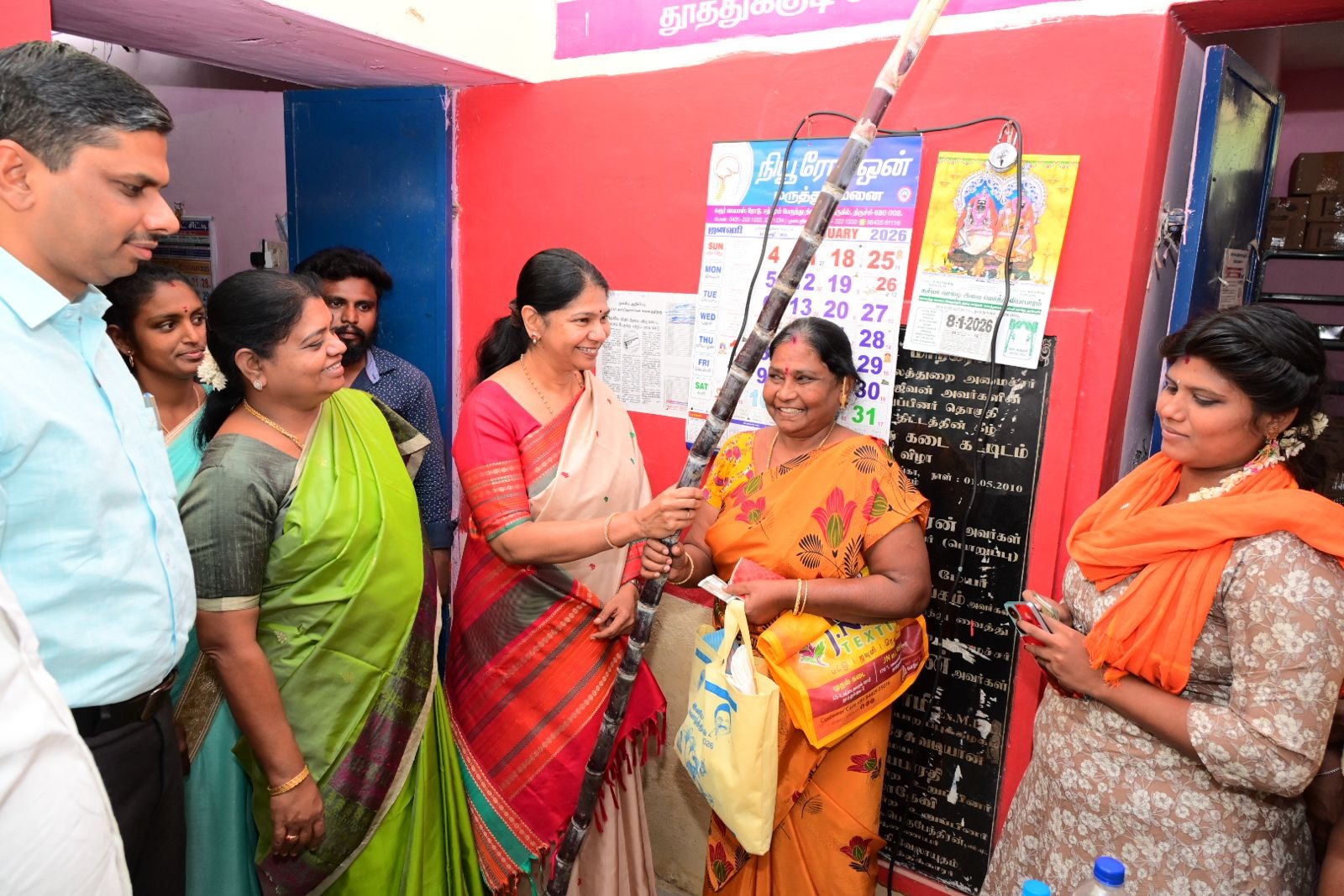 ஜெயராஜ் சாலையில் நியாய விலைக்கடையில் பொதுமக்களுக்கு பொங்கல் பரிசுத் தொகுப்பு