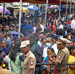 முருகனை தரிசிக்க திரண்ட பக்தர்கள்