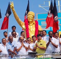 எம்ஜிஆர் சிலைக்கு தளவாய் சுந்தரம் எம்எல்ஏ தலைமையில் நேற்று அதிமுகவினர் மாலை அணிவித்து மரியாதை