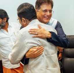 அமமுக பொதுச் செயலாளர் தினகரன் மீண்டும் தேசிய ஜனநாயக கூட்டணியில் இணைந்தார்