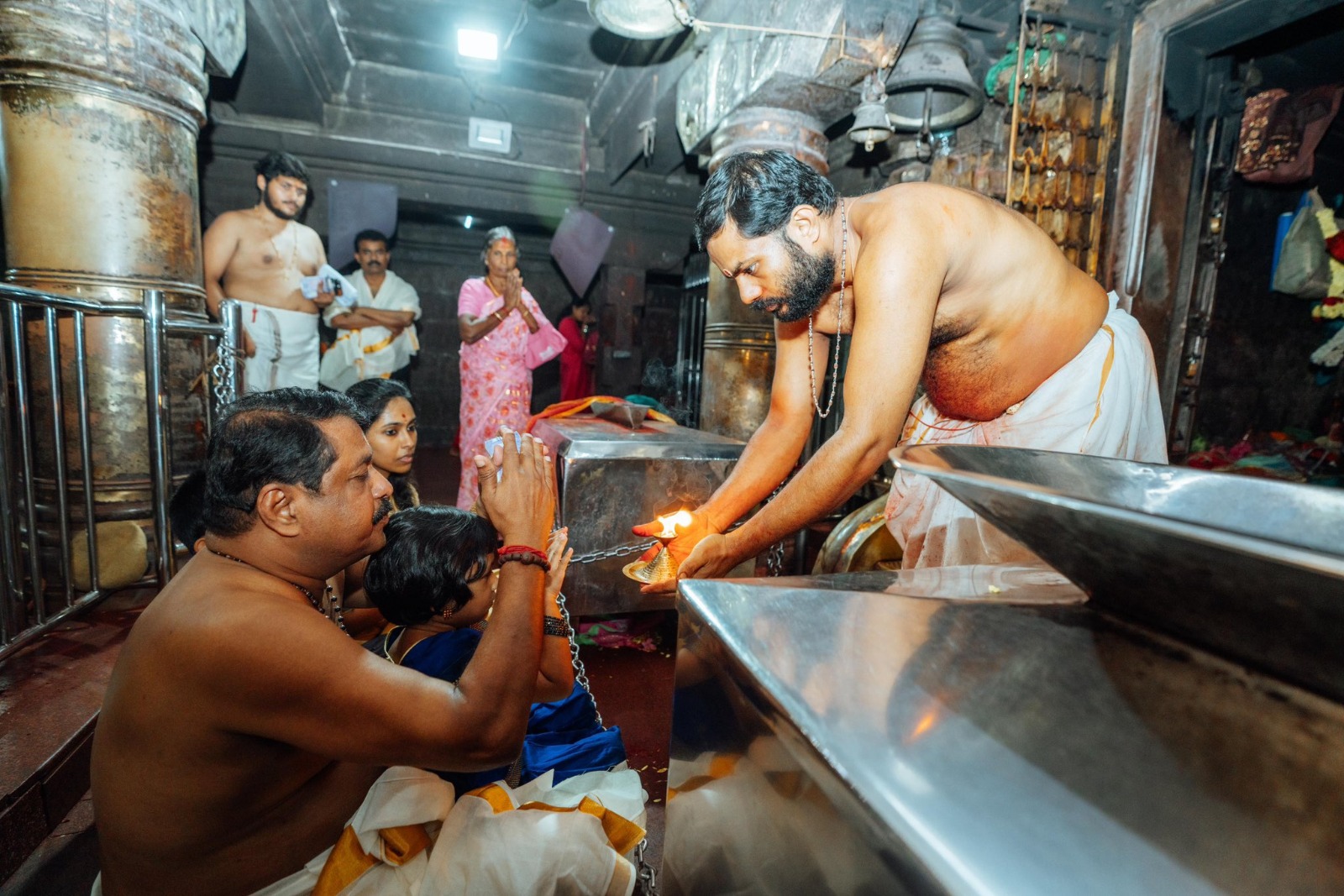 பகவதி அம்மன் ஆலயத்தில் பாஜக தலைவர் நயினார்நாகேந்திரன் குடும்பத்துடன் வழிபாடு