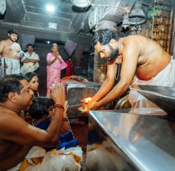 பகவதி அம்மன் ஆலயத்தில் பாஜக தலைவர் நயினார்நாகேந்திரன் குடும்பத்துடன் வழிபாடு