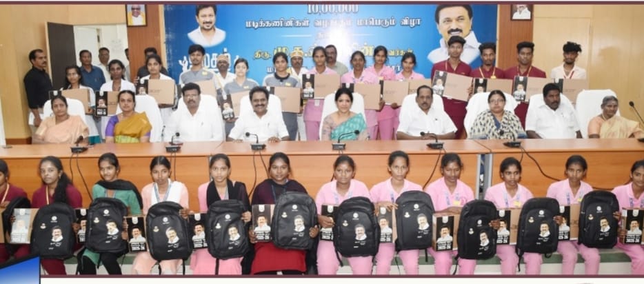 காஞ்சிபுரத்தில் தனியார் கல்லூரி மாணவர்களுக்கு மடிக்கணினி