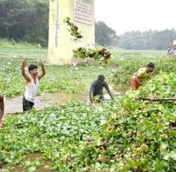 சண்முக நதி, இடும்பன் குளத்தில் குவிந்திருந்த குப்பைகள் அகற்றம்: பக்தர்களின் நீராடல்