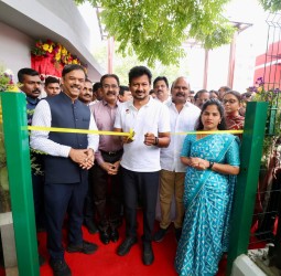 சென்னை அண்ணா சாலை நந்தனத்தில் மெட்ரோ ரயில் நிறுவன வளாகம் அருகே ரூ.3 கோடியே 50 லட்சம் மதிப்பில் அமைக்கப்பட்டுள்ள பூங்கா